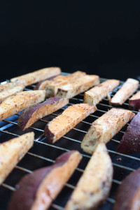 Morceaux de patates douces sur une grille de cuisson