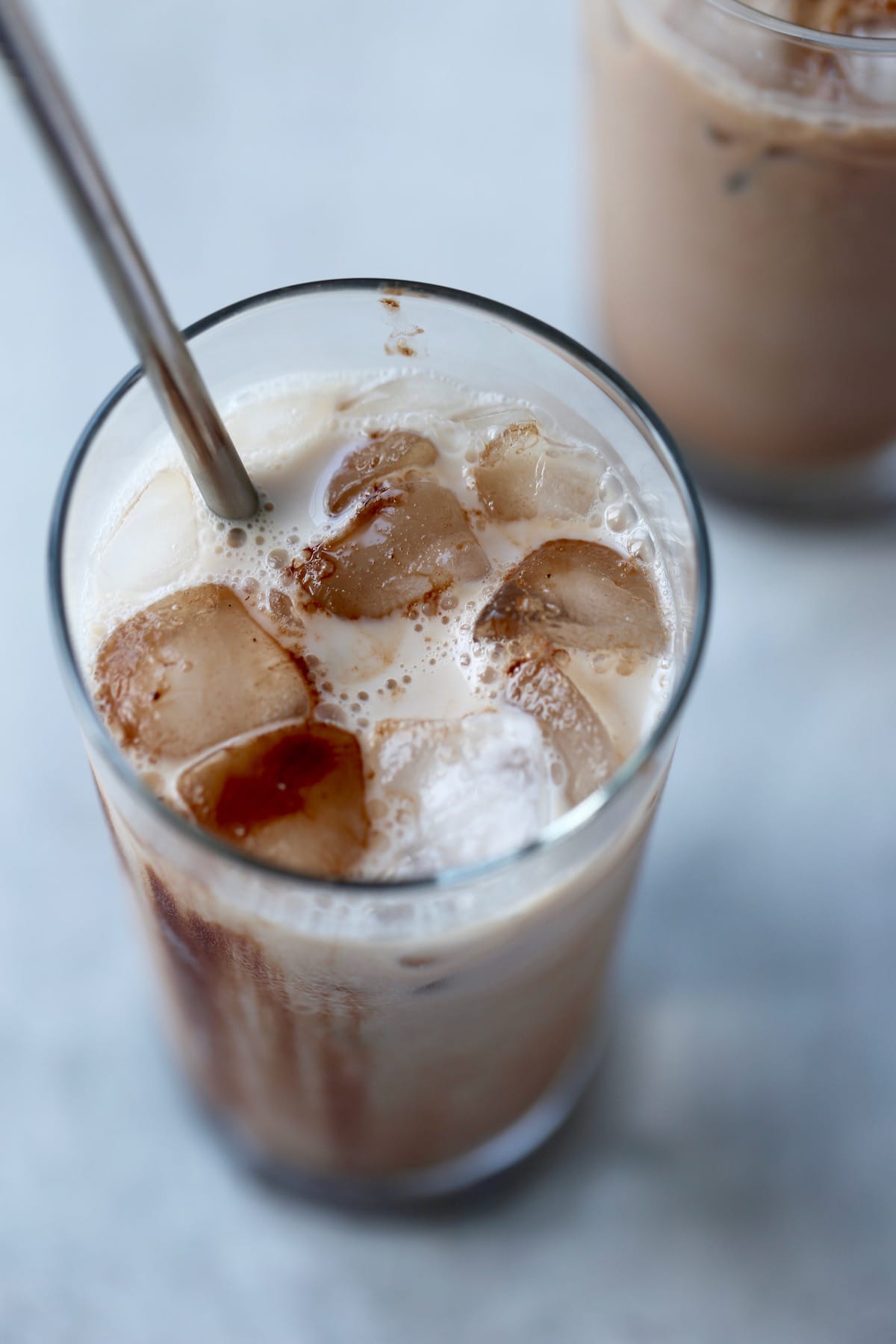 hielo asomando de un vaso de leche con chocolate